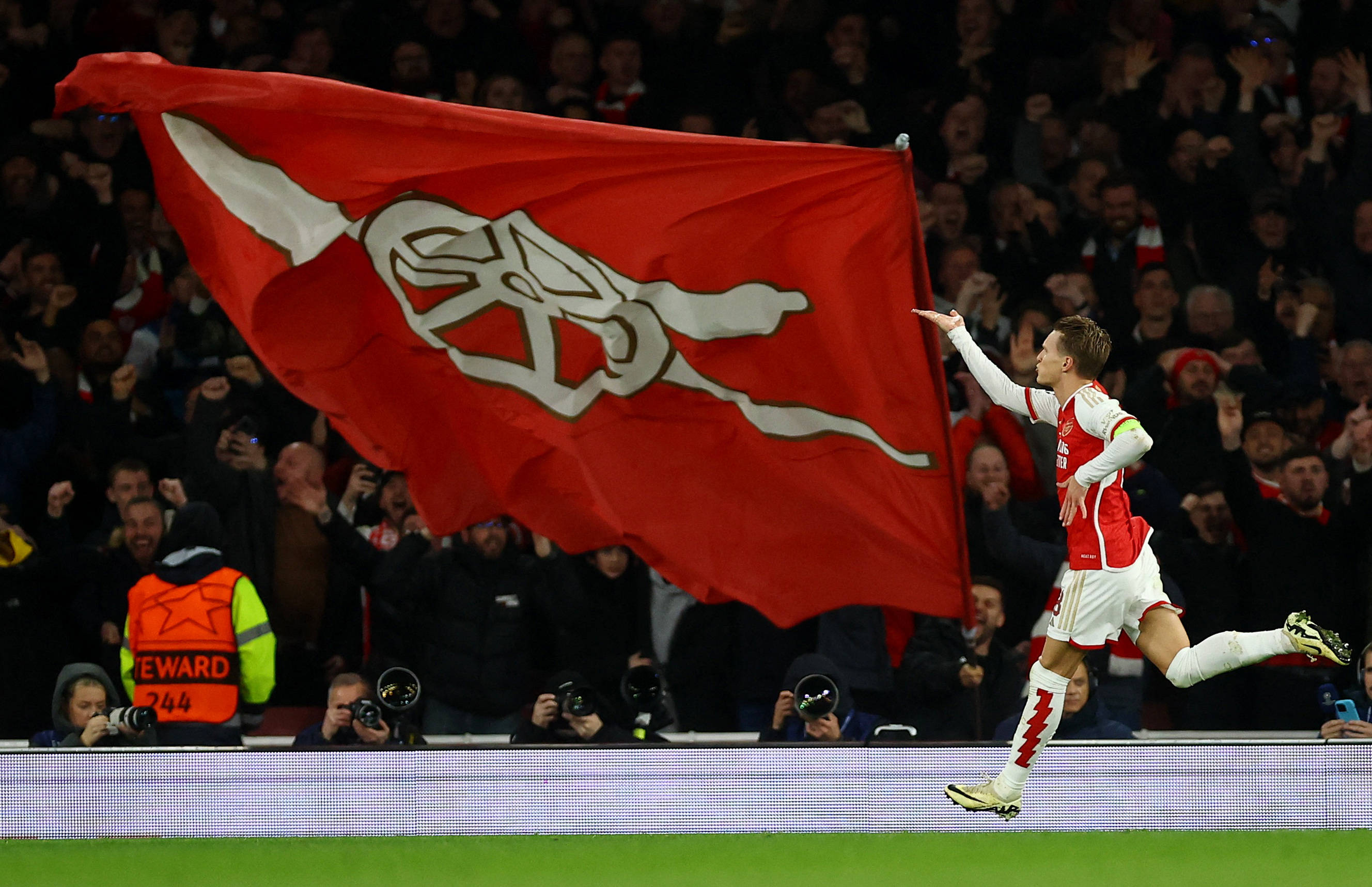 图片报：勒沃库森遭遇多次意外事件，到达曼市时已延误数小时